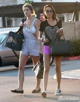 组图：《暮光》女星阿什丽大露内衣浑然不知