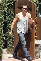 组图：科林-法瑞尔带儿吃冰淇淋 父爱满满