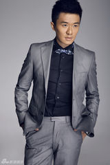 组图：李东恒写真大片 西装革履显优雅气质