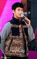 组图：韩星金秀贤张赫林时完等参加长走活动