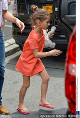 组图：小苏瑞橙裙抱娃娃出街见镜头皱眉露不爽