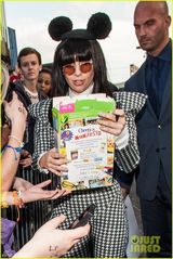 组图：GaGa米老鼠造型亮相 高垫肩圆墨镜显囧相