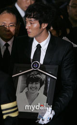 幻灯图：朴龙河灵车抵达火葬场 骨灰将安置京畿道