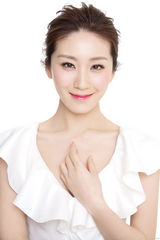 组图：周毅夏季写真曝光 香肩半裸化身甜美公主