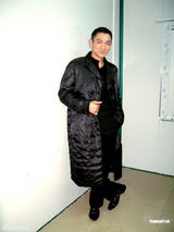 组图：刘德华梁咏琪登台献唱 遇粉丝献花跪地感谢