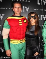 组图：卡戴珊与坎耶万圣节变猫女和蝙蝠侠