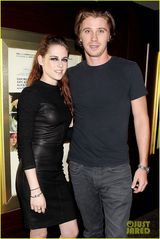 组图：暮光女超浓眼妆亮相首映 与赫德兰亲密相拥