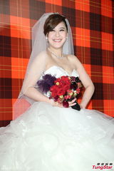 组图：黄小柔出嫁盼造人 穿低胸婚纱挽老公亮相