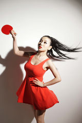 组图：戴雪儿红裙舞动助威国乒 身姿曼妙显婀娜