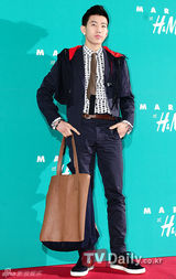 组图：SJ利特东海与少时秀英朴宰范等盛装亮相