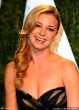 高清组图：艾米丽-万凯普薄纱礼服亮相秀美胸