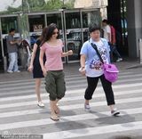 组图：徐若瑄恋爱后显发福 休闲装扮亮相机场