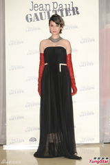 组图：杨乃文弃摇滚风露香肩 12月推出新专辑