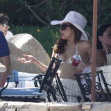 组图：LadyGaga狂甩赘肉 碎花比基尼清凉度假