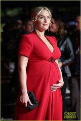 组图：温丝莱特明艳红裙手摸孕肚罩杯升级