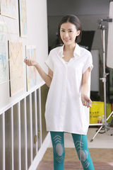 组图：张婧《找》MV全裸妆出镜 尽展纯净气质