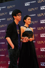 组图：黄曼王培沂牵手红毯 舞后出巡秒杀菲林