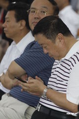 组图：陆川冒雨签约 尤小刚童心未泯无聊咬手