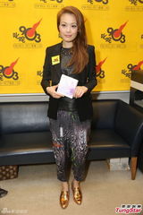 组图：容祖儿自认包容歌迷 低调吃饭为男友庆生