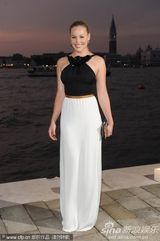 组图：麦当娜黑超黑裙尽展大姐大酷 助阵女性电影奖