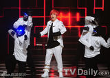 组图：韩团少女时代露小蛮腰 新曲打榜三连冠