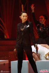 组图：慈善晚会谭咏麟等献唱 港姐冠军亮相庆功