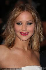 组图：珍妮弗-劳伦斯清爽现身胸部高耸