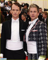 组图：谢耳朵牵手男友秀恩爱 卷福礼服秀贵气