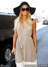 组图：帕丽斯赴上海捞金 为粉丝签名