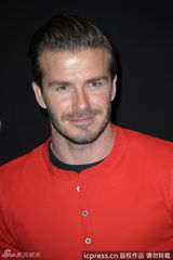 高清图：贝克汉姆为品牌站台 橘红色T恤抢眼