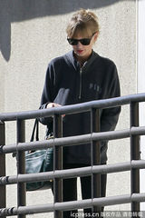组图：斯威夫特黑外套出街 墨镜遮面举止低调