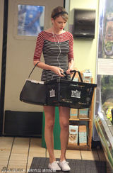 组图：斯威夫特购物耳机不离身 T恤热裤秀长腿