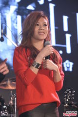 组图：乱弹阿翔蕾丝装宣传新歌 蔡健雅现场支持