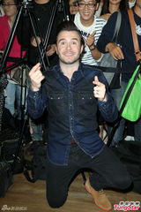 组图：西城男孩尚恩单飞 赴台签唱抱黄鸭