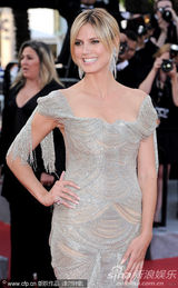 组图：超模海蒂戛纳走秀礼服露背身材高挑