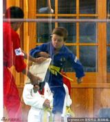 组图：小贝陪儿子练空手道 克鲁兹踹木板身手好