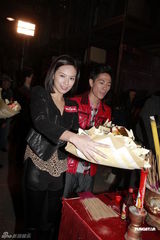 组图：黄宗泽获胡杏儿送钻石 钟嘉欣变身大提琴家