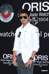 组图：谢霆锋出席活动 摘墨镜拍照大展亲和力