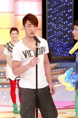 幻灯图：米雪等上节目胸爆气球 暧昧游戏姿势引遐想