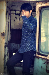 组图：何明翰沧桑复古写真 优雅诠释成熟魅力