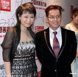 组图：赵薇热衷慈善事业 与林心如咬耳朵换心得