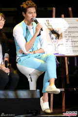 组图：李敏镐小清新蓝衣开唱 自曝被粉丝捏屁股