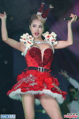 组图：蔡依林圣诞爆乳装抢镜 又唱又跳秀美腿