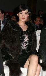 高清组图：霍思燕寒冬时尚亮相 观时尚秀美丽冻人