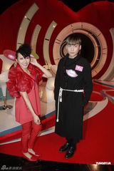 组图：蒙嘉慧为节目录影 与郑伊健共识不生小孩