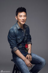 组图：罗晋时尚大片曝光 手持玫瑰帅气迷人