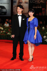 组图：《庸才》首映 堂富美蓝裙可爱臀部似鸡尾