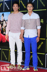 组图：宋茜允儿捧场韩片《高龄化家族》VIP试映