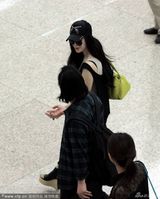 组图：范冰冰穿透视裙现身机场 秀香肩风韵十足
