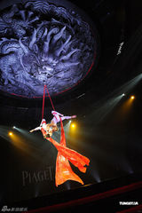 组图：周润发夫妇携手出席活动 李玟唱《月光爱人》